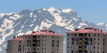 Yüksekova’nın heybetli Cilo Dağı 12 ay boyunca kar yığınlarını barındırıyor