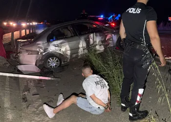 Bursa’da 100 kilometrelik kovalamaca bariyere çarpınca bitti
