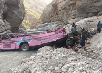 Pakistan’da yolcu otobüsü dev çukura uçtu: 40 ölü