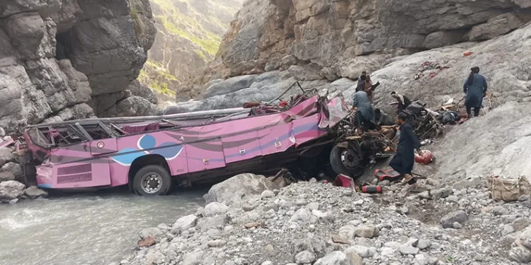 Pakistan’da yolcu otobüsü dev çukura uçtu: 40 ölü