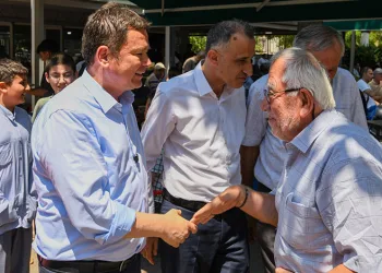 Başkan Aydın vatandaşlarla sahada omuz omuza