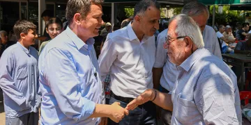 Başkan Aydın vatandaşlarla sahada omuz omuza