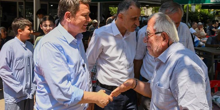 Başkan Aydın vatandaşlarla sahada omuz omuza