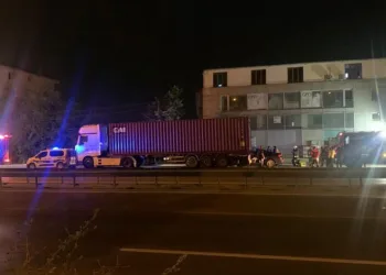 Tıra arkadan çarpan otomobil preslendi: Baba ile oğlu hayatını kaybetti