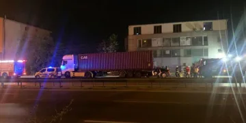 Tıra arkadan çarpan otomobil preslendi: Baba ile oğlu hayatını kaybetti