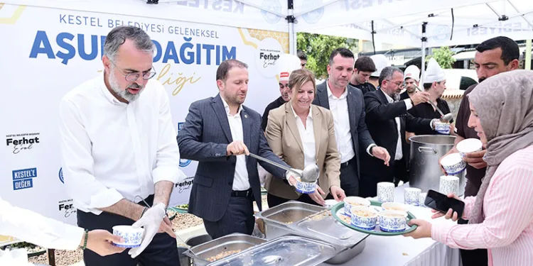 Kestel Belediyesi Aşure Bereketini Vatandaşlarla Paylaştı