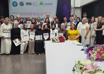 Geleceğin moda tasarımcıları Bursa’da sertifikalarını aldı