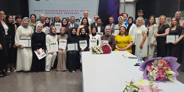 Geleceğin moda tasarımcıları Bursa’da sertifikalarını aldı