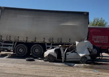 Bursa’da freni patlayan kamyon 2 araca çarptı: 3 yaralı