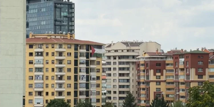 Trump’ın kalacağı otelin karşısına Filistin bayrağı asıldı
