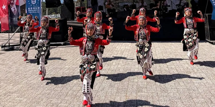 Yenişehir Halk Dansları Topluluğu, Kocayayla Şenlikleri’nde ayakta alkışlandı
