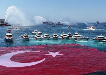 Kabotaj Bayramı’nın 100. yılında İstanbul Boğazı’nda dev Türk bayrağı açıldı