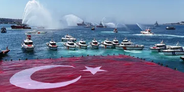 Kabotaj Bayramı’nın 100. yılında İstanbul Boğazı’nda dev Türk bayrağı açıldı