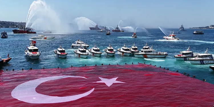 Kabotaj Bayramı’nın 100. yılında İstanbul Boğazı’nda dev Türk bayrağı açıldı