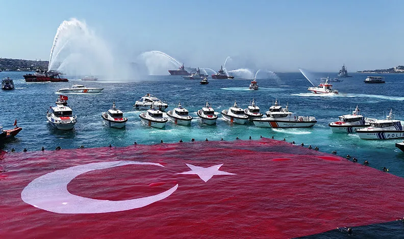 Kabotaj Bayramı’nın 100. yılında İstanbul Boğazı’nda dev Türk bayrağı açıldı
