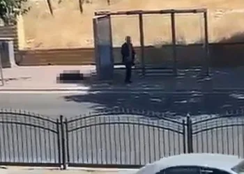 Durakta bekleyen eşini silahla vurdu