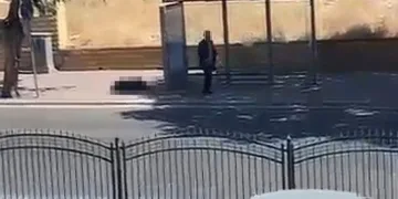 Durakta bekleyen eşini silahla vurdu