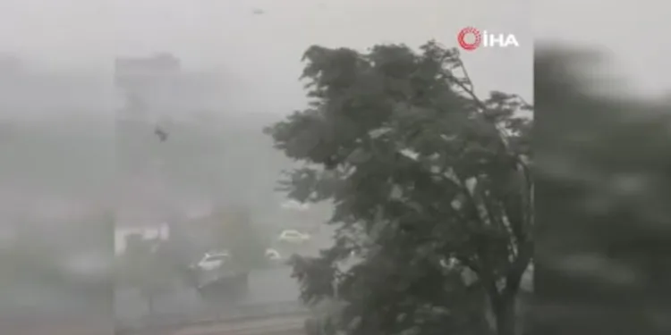 Romanya’da şiddetli fırtına: 1 ölü