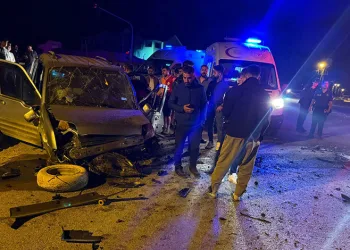 Yüksekova’da iki ayrı kazada 8 kişi yaralandı
