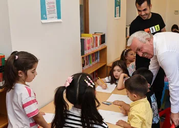 Şadi Özdemir, çocuklar ve ebeveynleri ile kütüphane buluştu