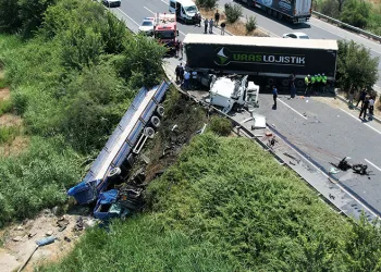 Denizli’de iki TIR kafa kafaya çarpıştı: 1 ölü, 1 yaralı