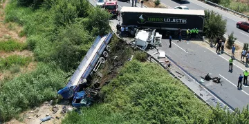 Denizli’de iki TIR kafa kafaya çarpıştı: 1 ölü, 1 yaralı