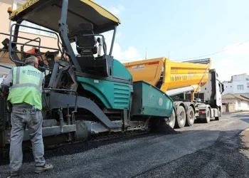 Karacabey’in Yenikaraağaç Mahallesi’nde yollar yenileniyor