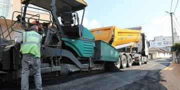 Karacabey’in Yenikaraağaç Mahallesi’nde yollar yenileniyor