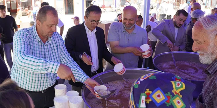 İznik’te 5 bin kişilik aşure ikramı
