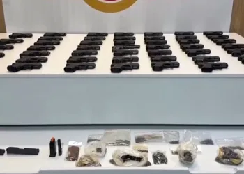 Aracın döşeme içlerine gizlenen 47 tabanca ele geçirildi