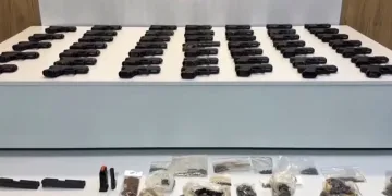 Aracın döşeme içlerine gizlenen 47 tabanca ele geçirildi