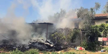 Saman balyalarından başlayan yangın eve sıçradı