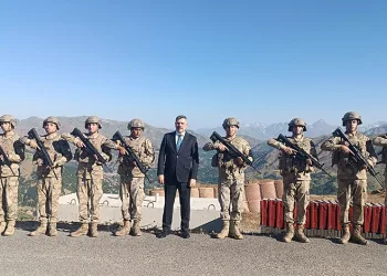 Bakan Çiftçi sınırın sıfır noktasında