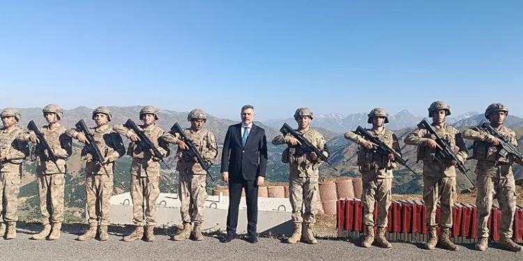 Bakan Çiftçi sınırın sıfır noktasında