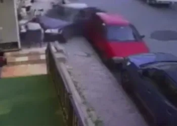 Fren yerine gaza bastı, bebek arabası ve kaldırımdaki vatandaşa çarptı