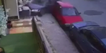 Fren yerine gaza bastı, bebek arabası ve kaldırımdaki vatandaşa çarptı