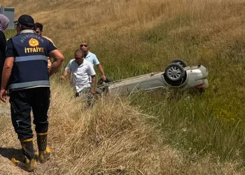 Konya-Eskişehir yolunda otomobil şarampole devrildi: 2 yaralı