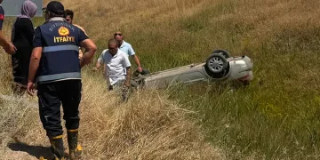 Konya-Eskişehir yolunda otomobil şarampole devrildi: 2 yaralı
