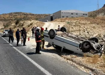 Mardin’de otomobil takla attı: 2 yaralı