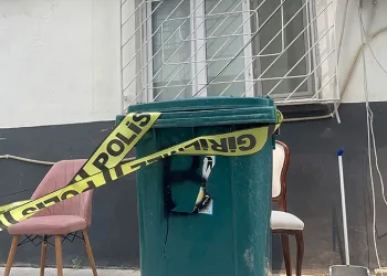 Tartıştığı eşinin başına çekiçle vurup boğazından bıçakladı