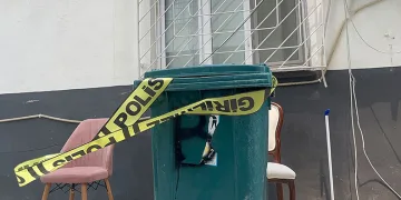 Tartıştığı eşinin başına çekiçle vurup boğazından bıçakladı