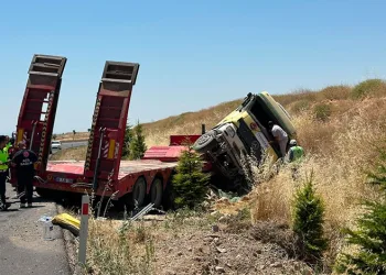Uşak’ta tır şarampole devrildi: 1’i ağır 3 yaralı