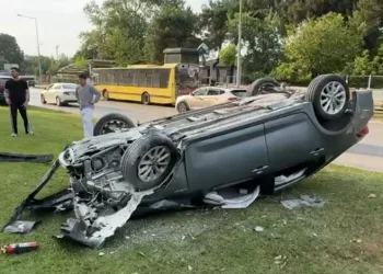 Bursa’da takla atan araçtan burunları kanamadan çıktılar