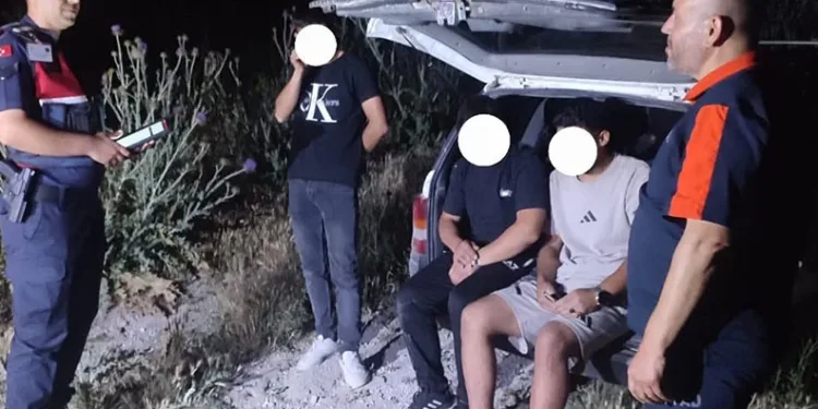 Gezmek için çıktıkları dağda yönlerini kaybeden 3 kişiyi AFAD buldu
