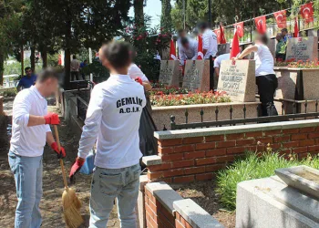Hükümlü ve cezaevi personelinden şehitliğe anlamlı ziyaret