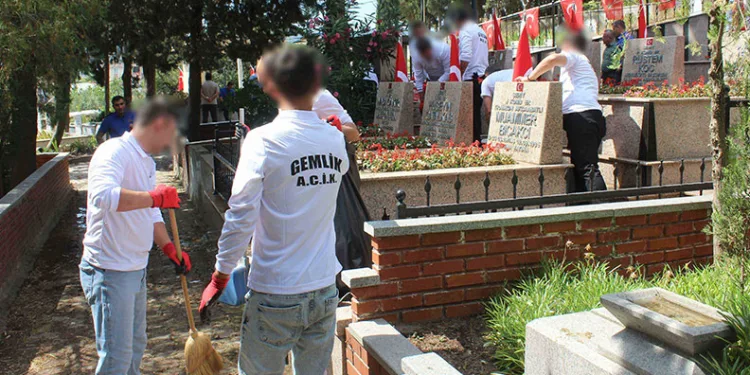 Hükümlü ve cezaevi personelinden şehitliğe anlamlı ziyaret