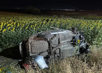 Tekirdağ’da otomobil beton bloğa çarparak tarlaya devrildi: 3’ü çocuk 5 yaralı