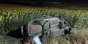 Tekirdağ’da otomobil beton bloğa çarparak tarlaya devrildi: 3’ü çocuk 5 yaralı