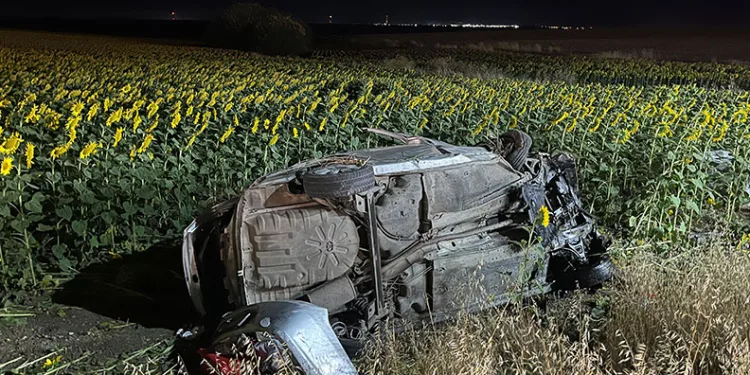 Tekirdağ’da otomobil beton bloğa çarparak tarlaya devrildi: 3’ü çocuk 5 yaralı