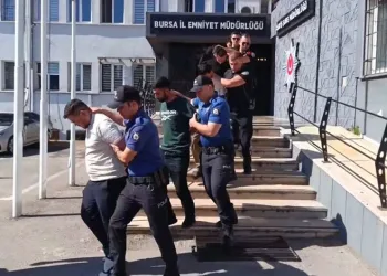 Bursa’da sahte polis çetesi yaşlı çifti 100 milyon lira dolandırdı